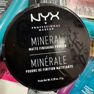 NYX Mineral Matte Finishing Powder - Black